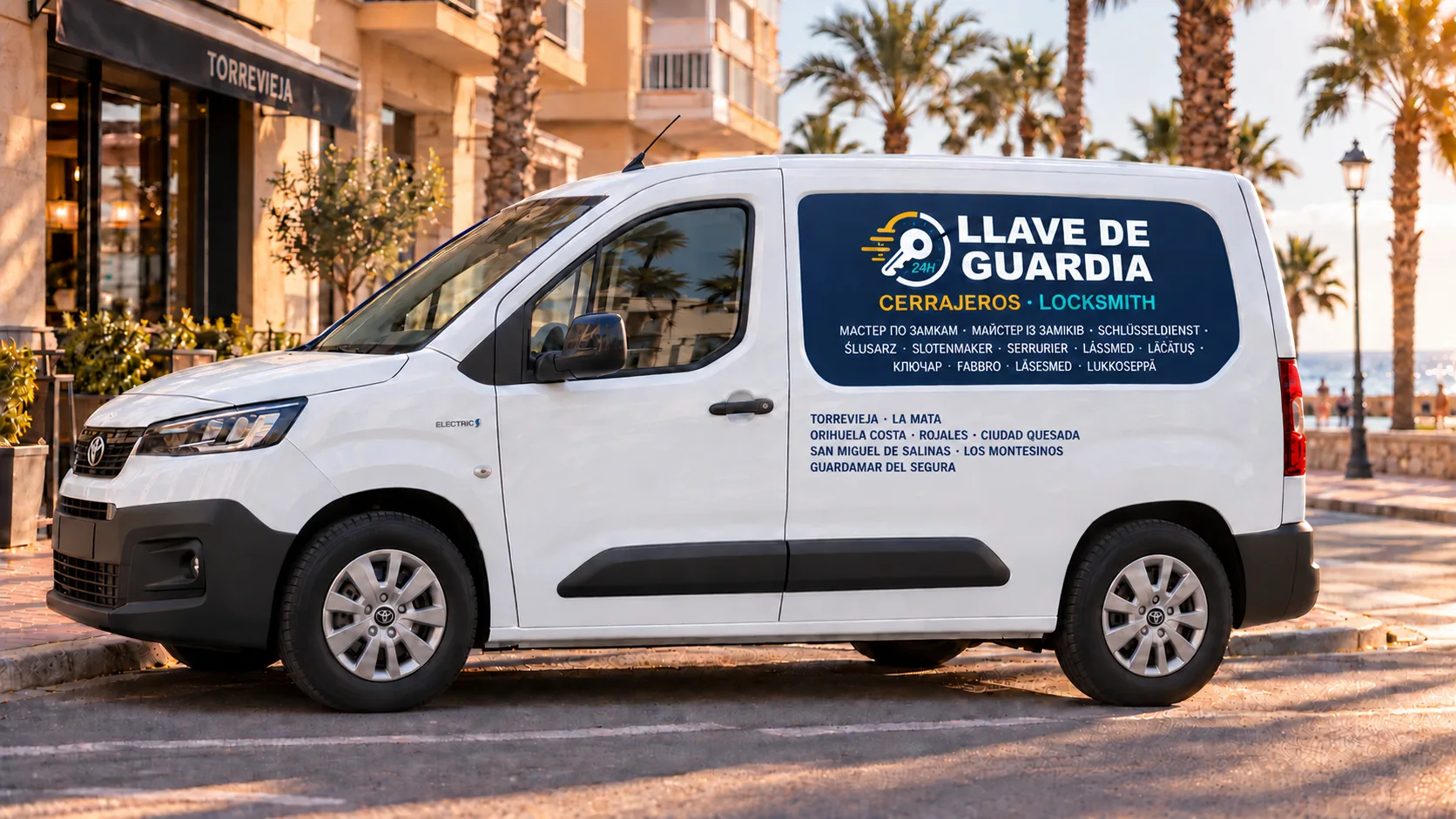 Toyota Proace City blanca rotulada con la imagen de Llave de Guardia
